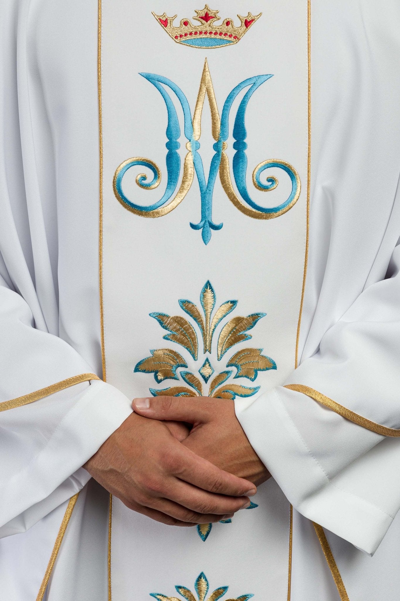 Ornat haftowany z motywem Maryjnym Biały