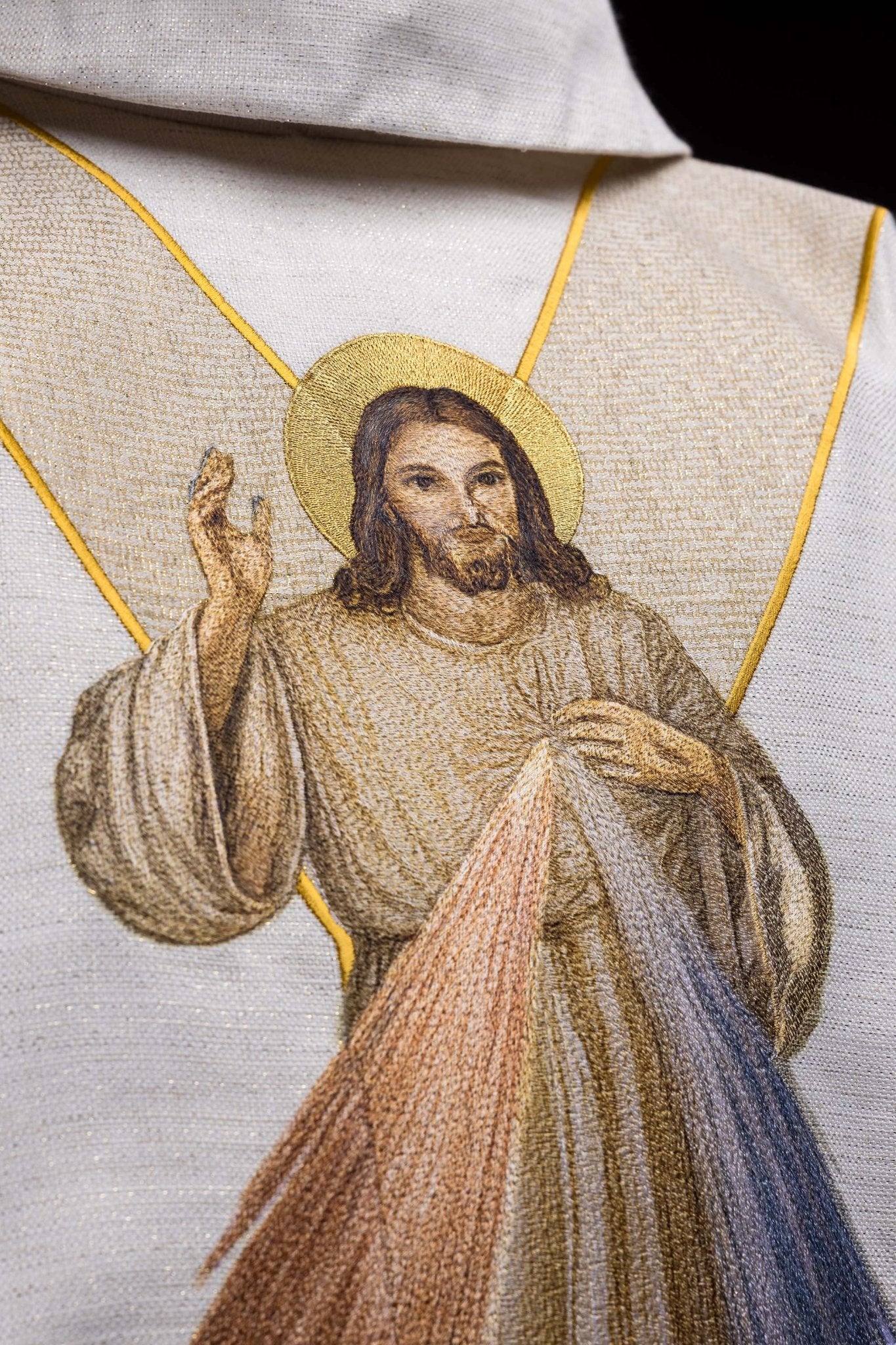 Ornat haftowany z wizerunkiem Jezusa Miłosiernego ecru
