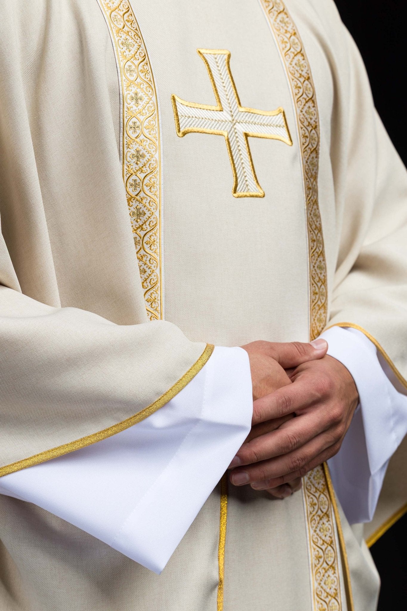 Ornat liturgiczny ecru z haftowanym krzyżem i taśmami żakardowymi