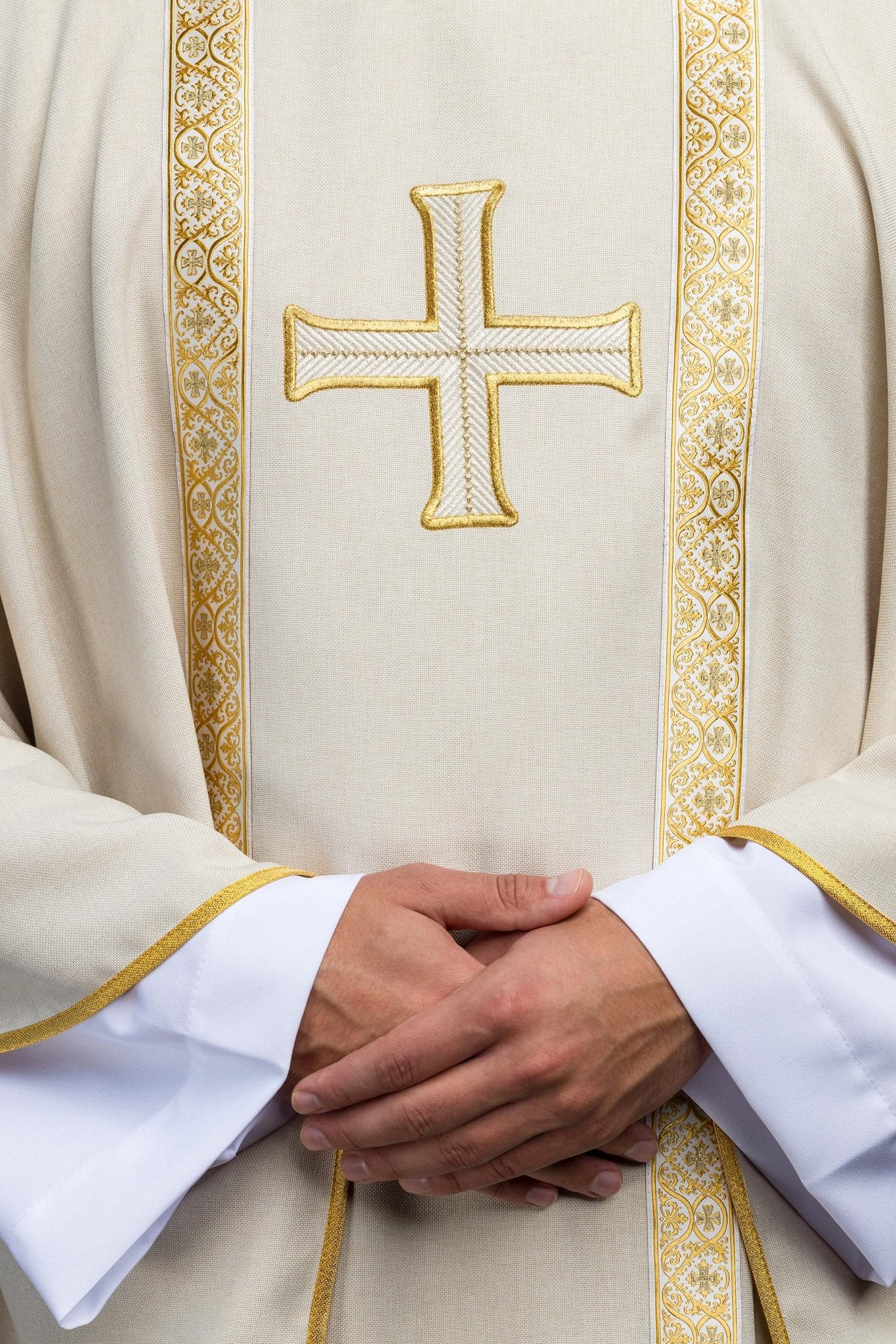 Ornat liturgiczny ecru z haftowanym krzyżem i taśmami żakardowymi
