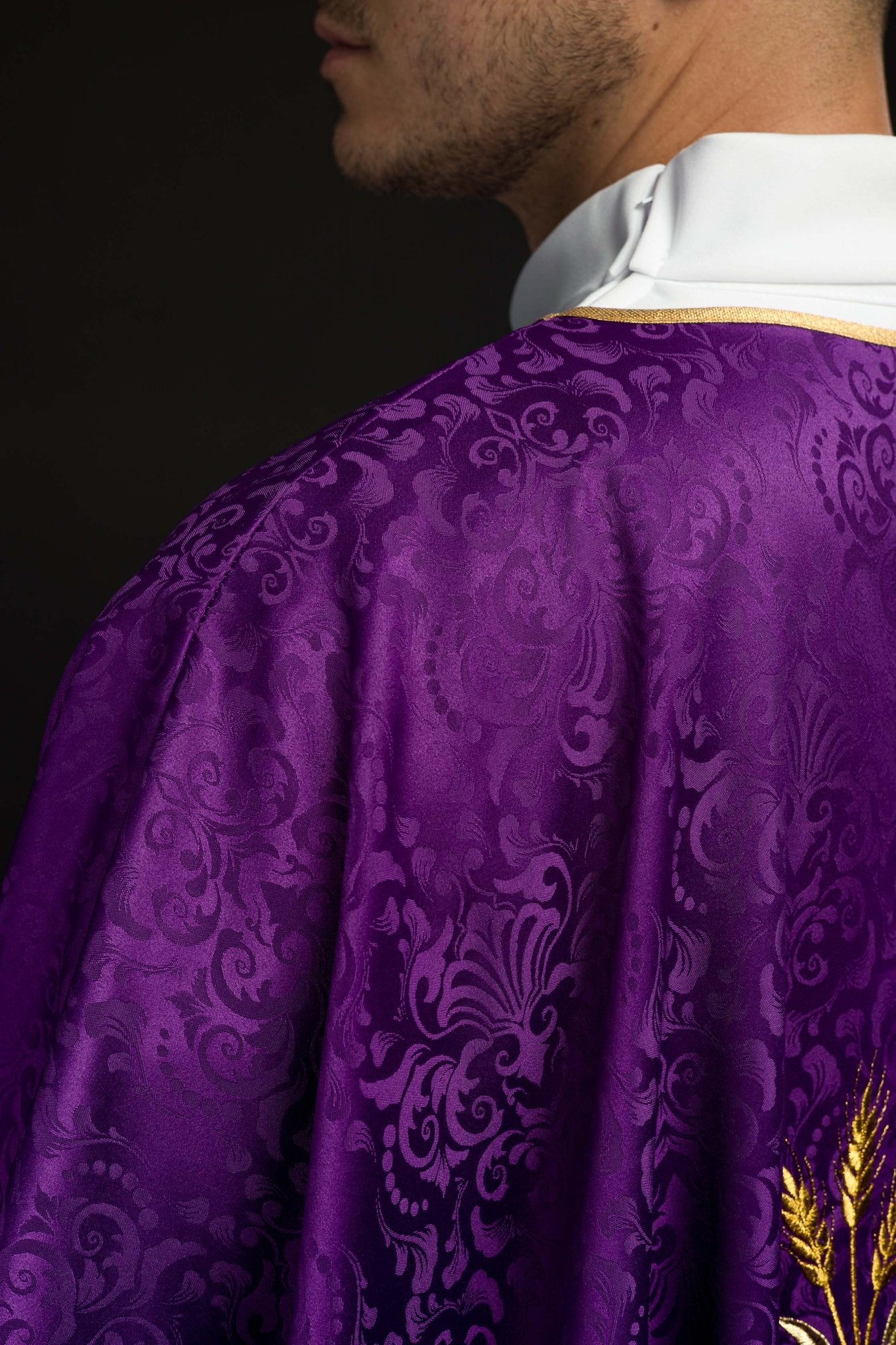 Ornat liturgiczny fioletowy z haftem kielicha i hostii na tkaninie żakardowej
