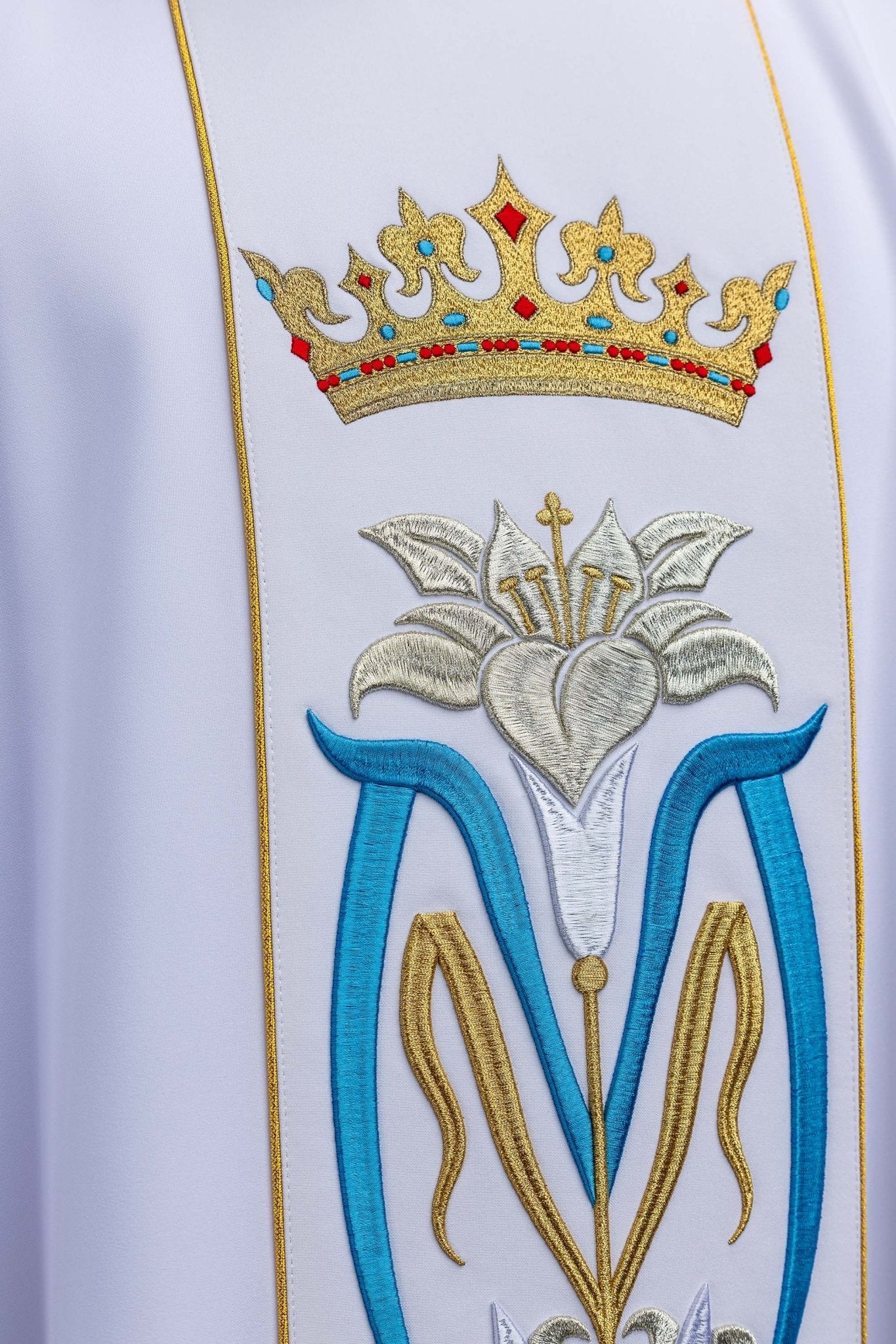 Ornat liturgiczny Maryjny haftowany z koroną w kolorze białym