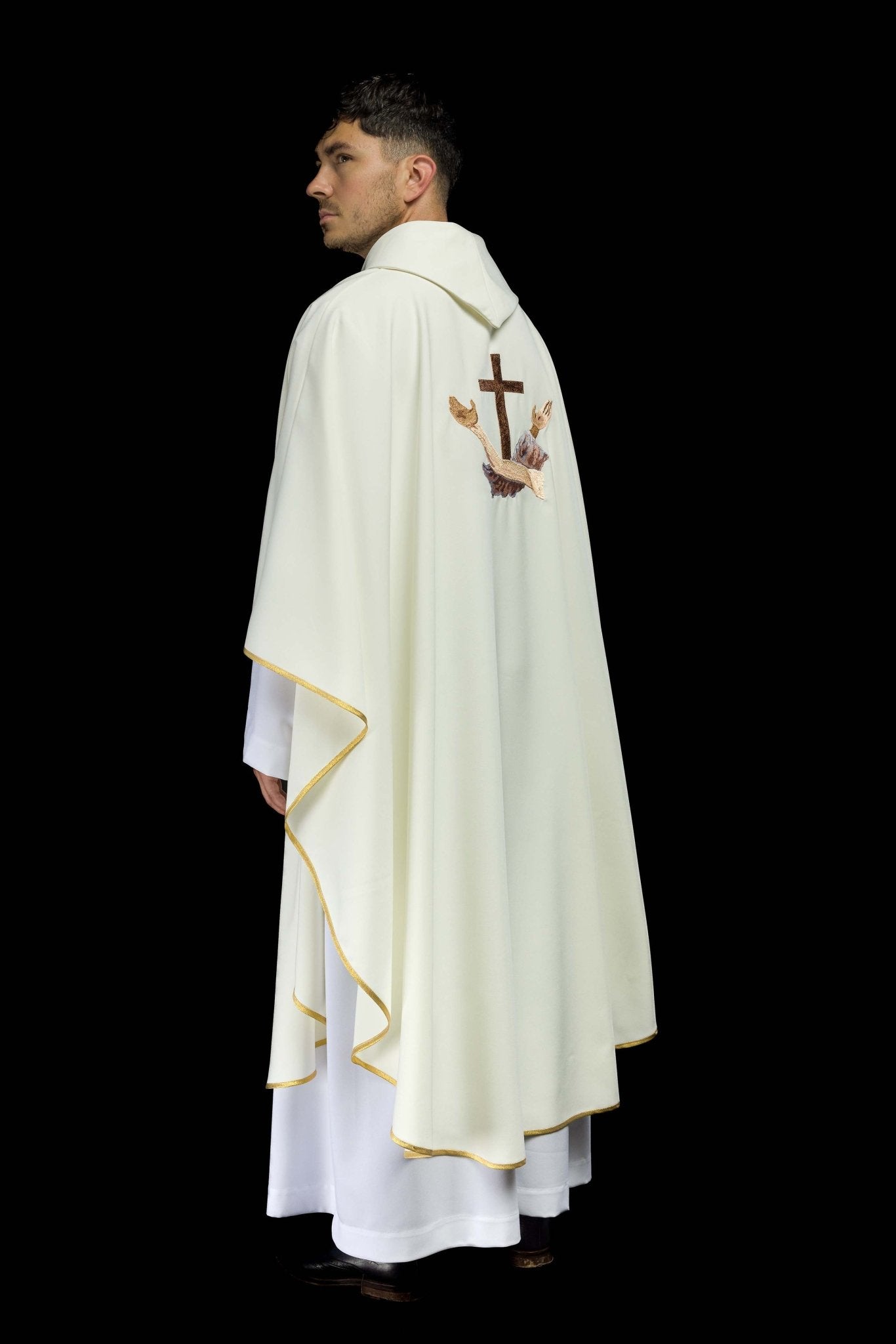 Ornat liturgiczny z franciszkańskim krzyżem
