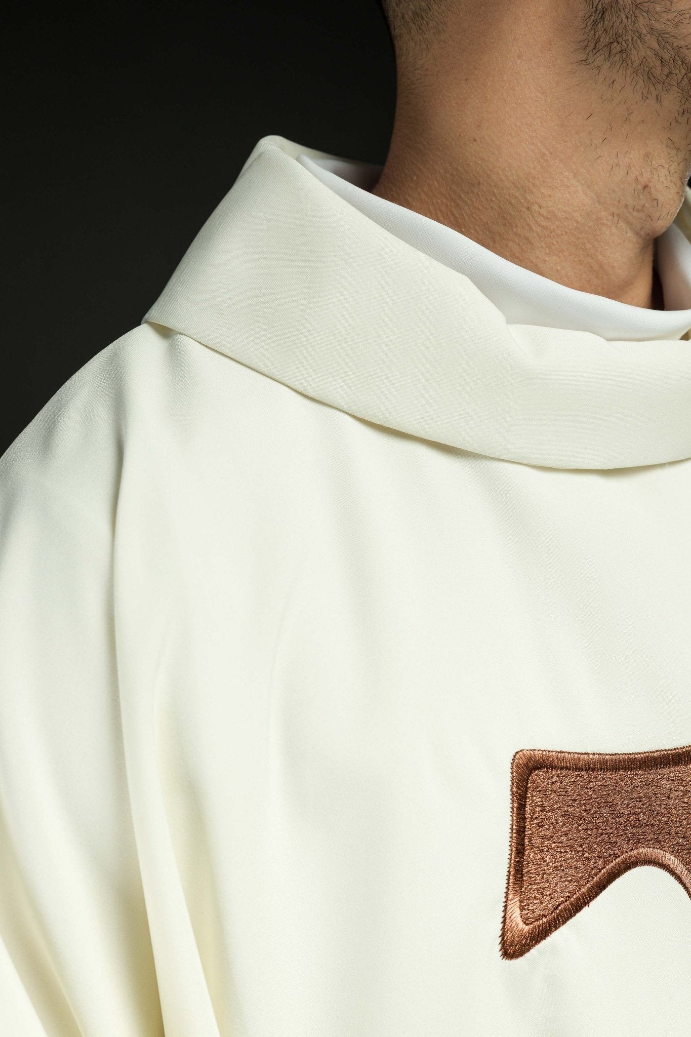 Ornat liturgiczny z franciszkańskim krzyżem