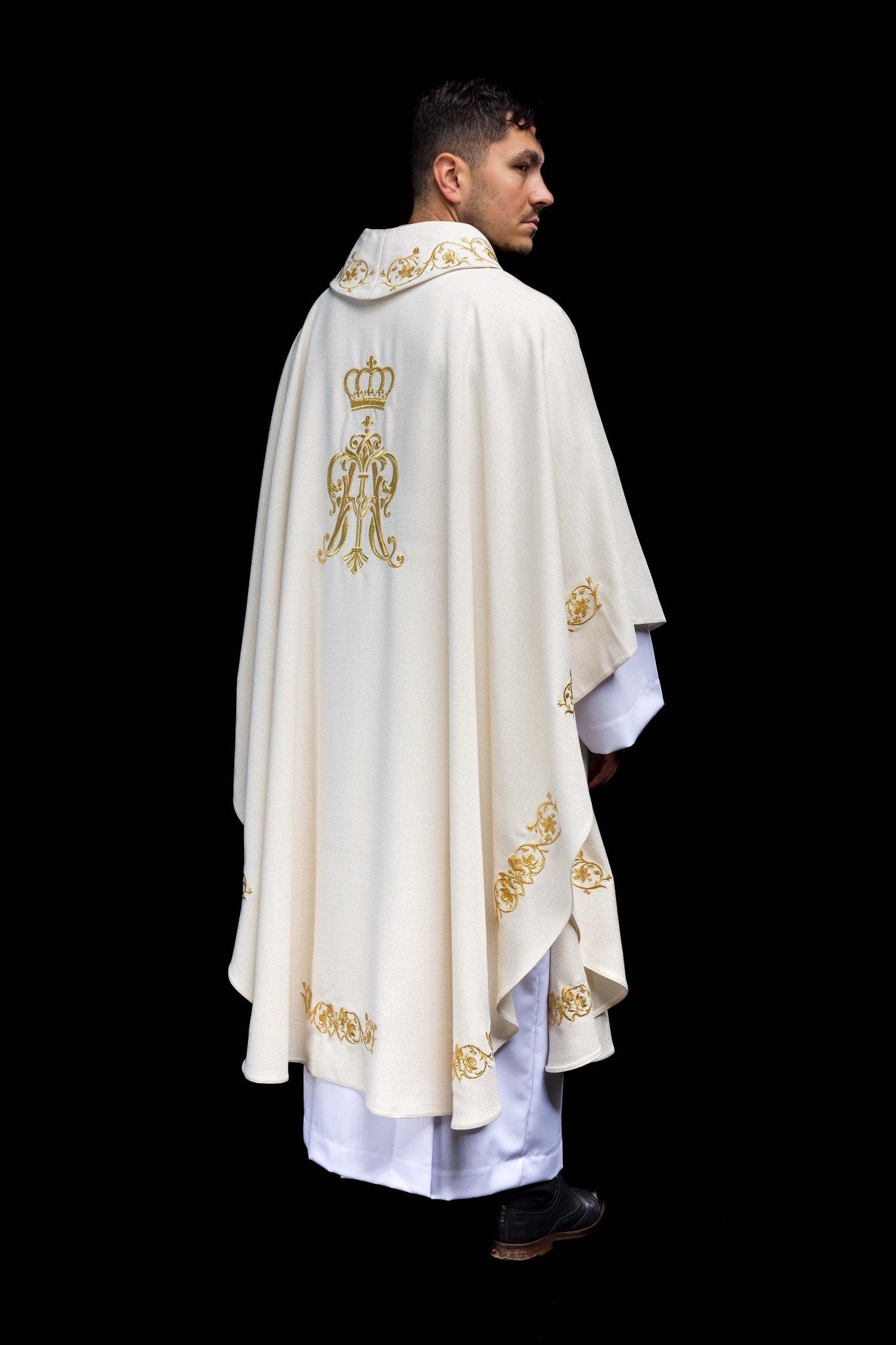 Ornat liturgiczny z haftowanym herbem Maryjnym i Koroną