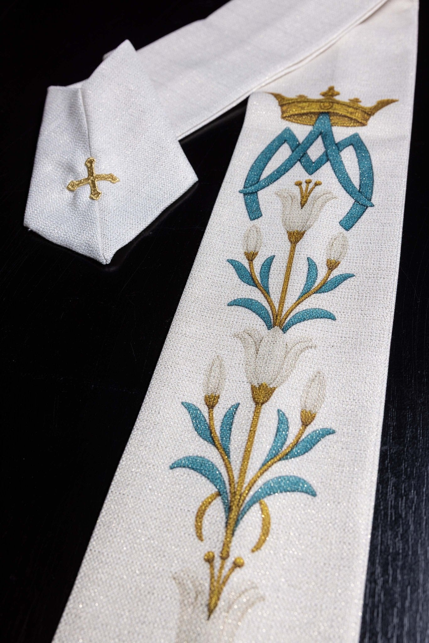 Ornat Maryjny drukowany ze wzorem lilii i monogramem ecru