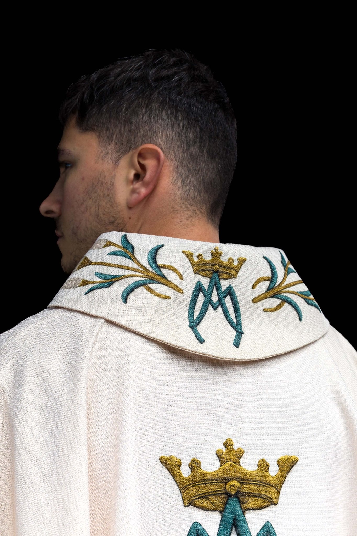 Ornat Maryjny drukowany ze wzorem lilii i monogramem ecru