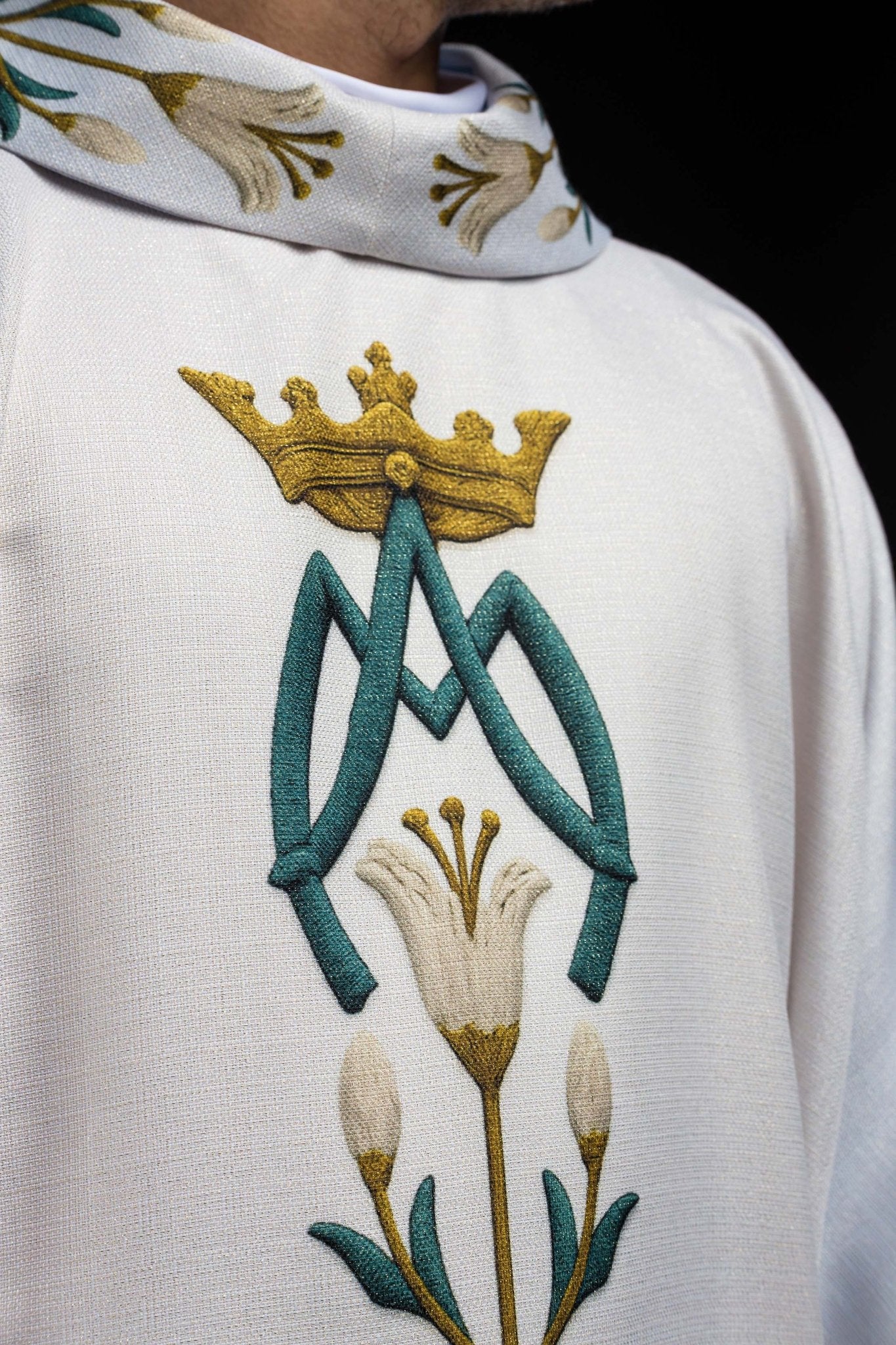 Ornat Maryjny drukowany ze wzorem lilii i monogramem niebiesko - ecru