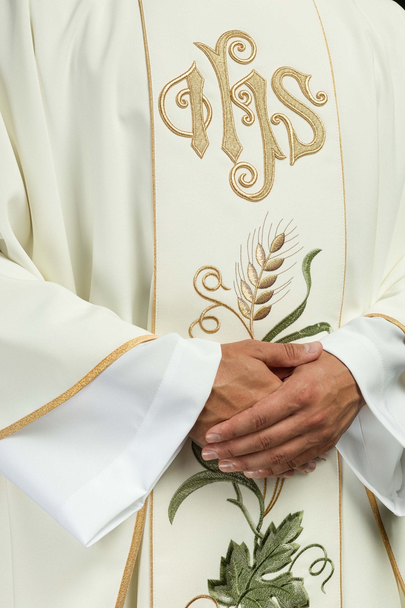 Ornat na pasie haftowany symbolem IHS, kłosy i winogrona ecru