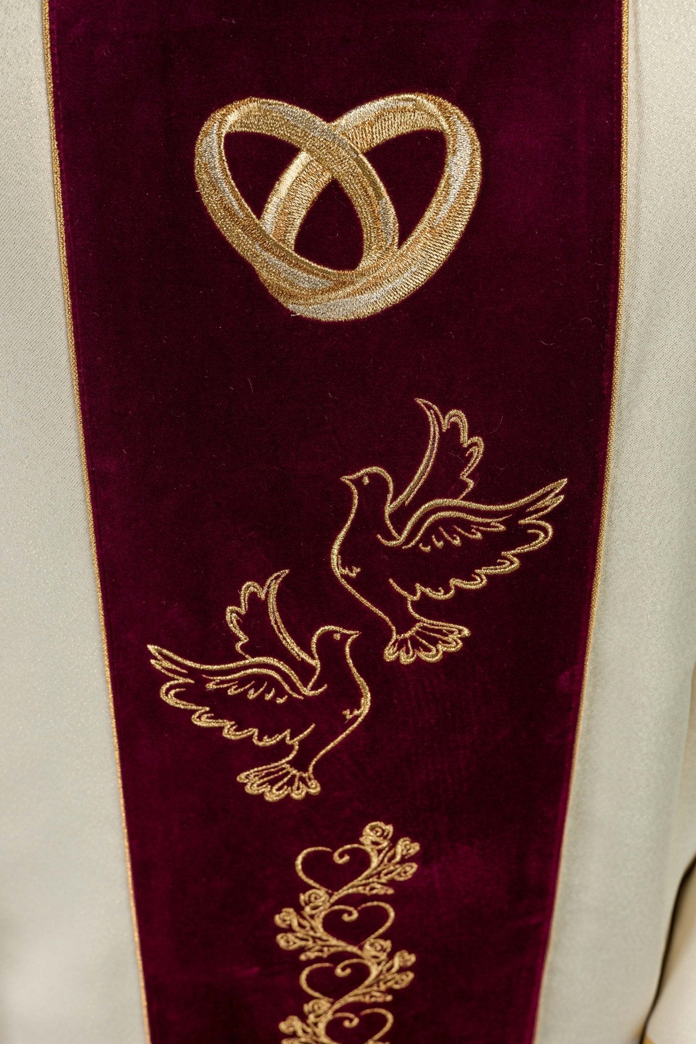 Ornat Ślubny w kolorze ecru z czerwonym aksamitnym pasem