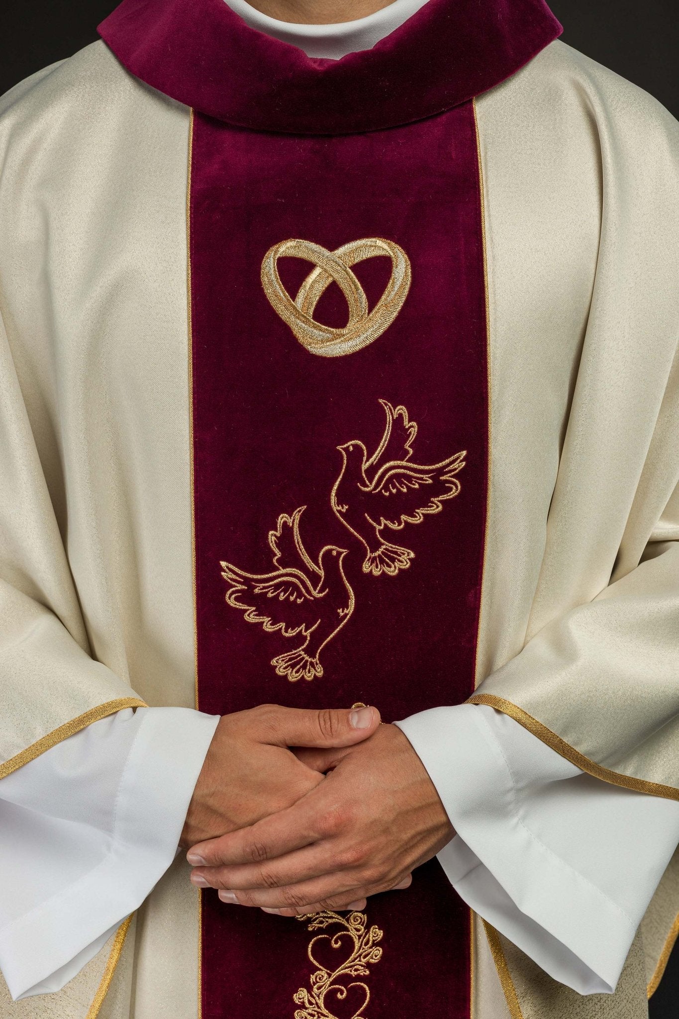 Ornat Ślubny w kolorze ecru z czerwonym aksamitnym pasem