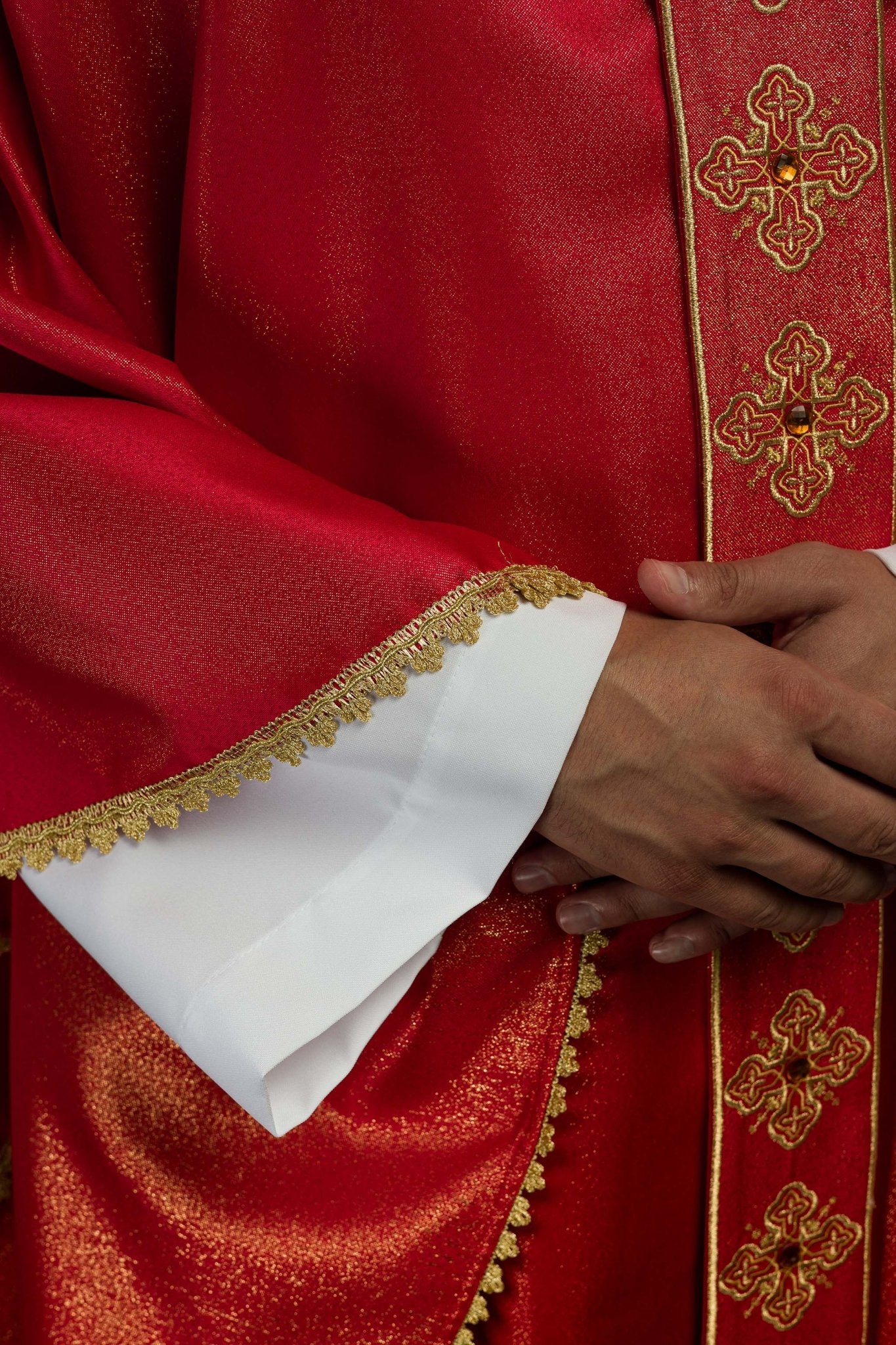 Ornat w kolorze czerwonym z haftowanym pasem i kołnierzem ozdobiony kamieniami