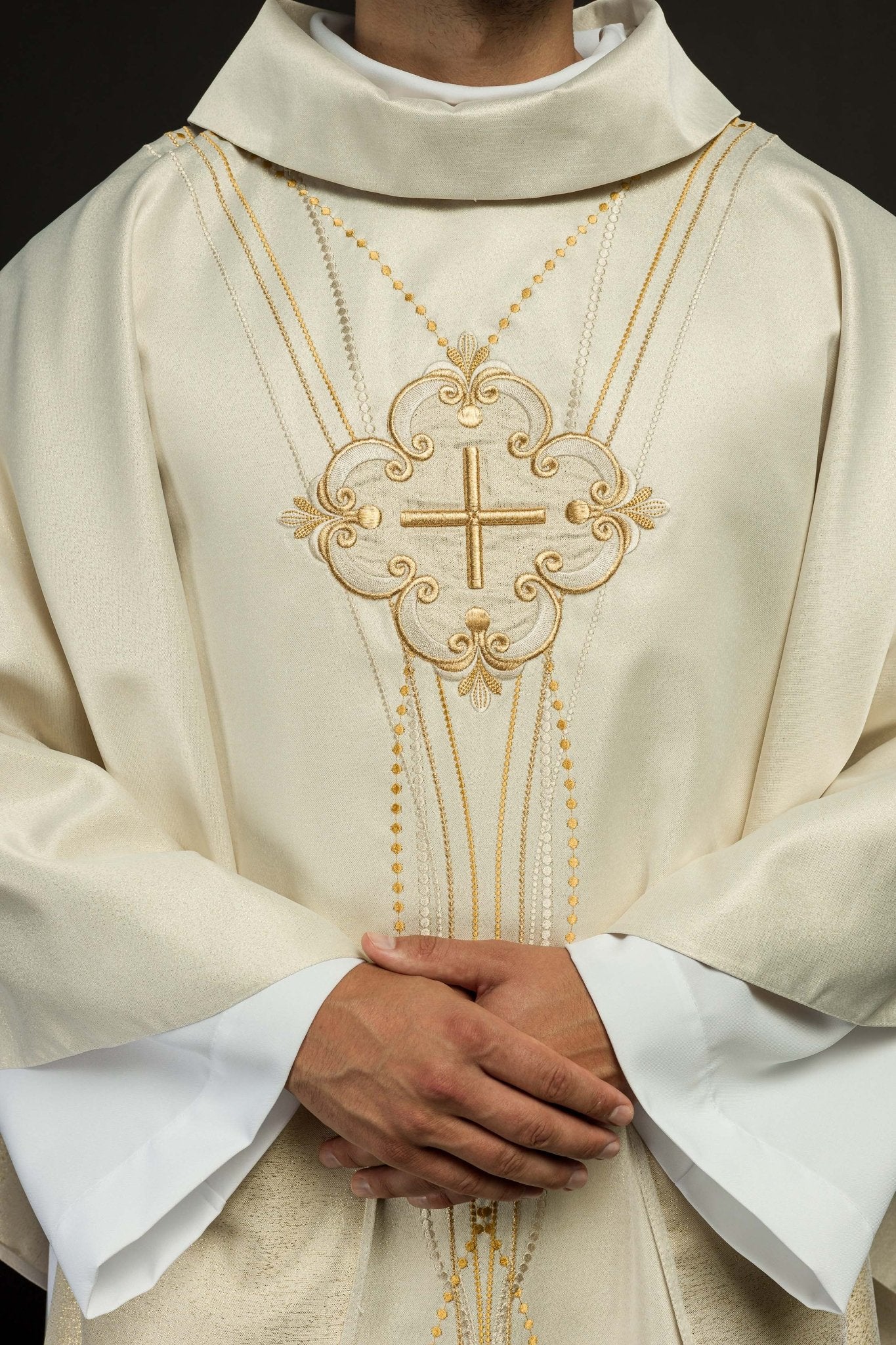 Ornat z błyszczącej tkaniny inspirowany różańcem w kolorze ecru
