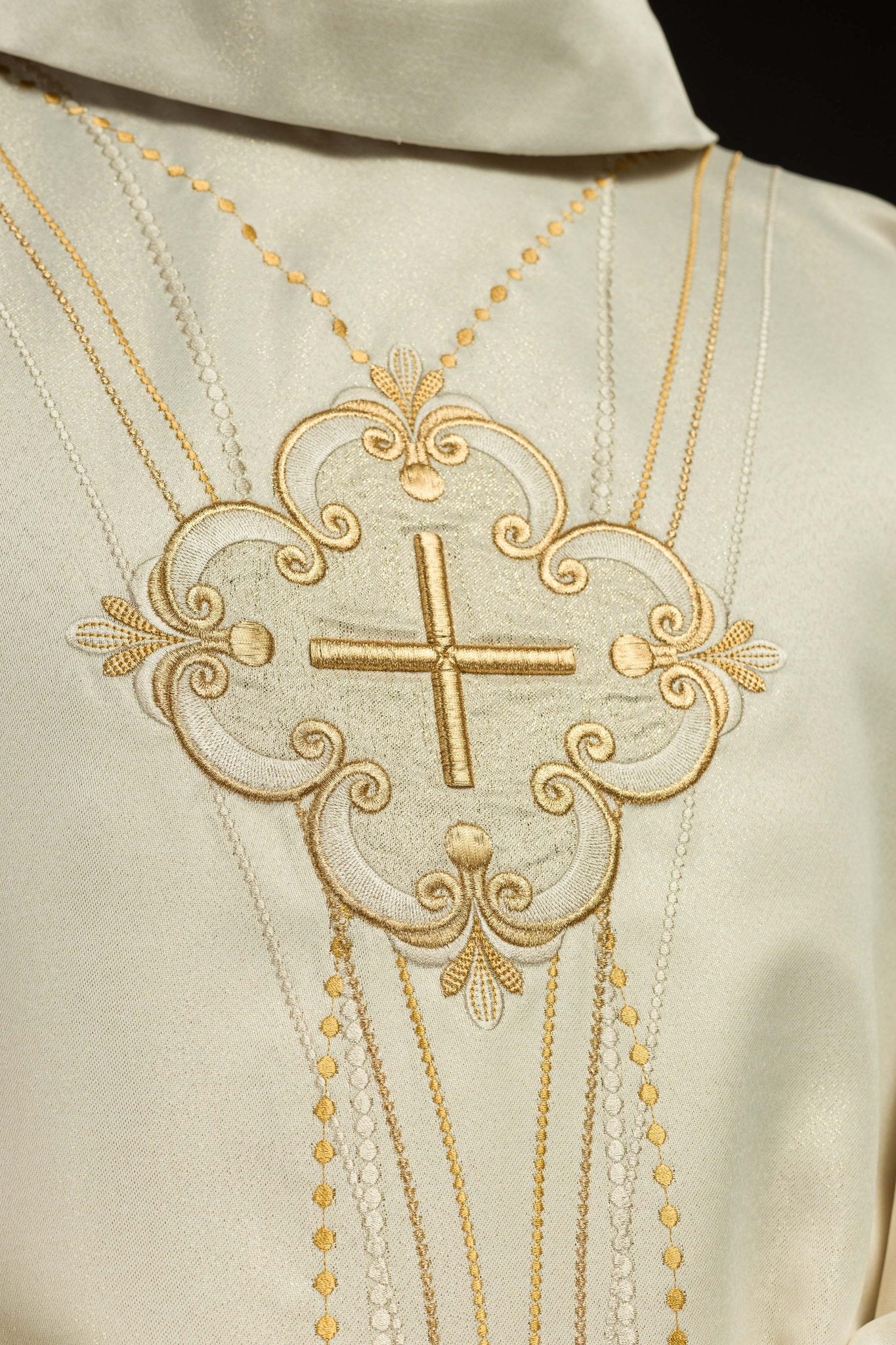 Ornat z błyszczącej tkaniny inspirowany różańcem w kolorze ecru