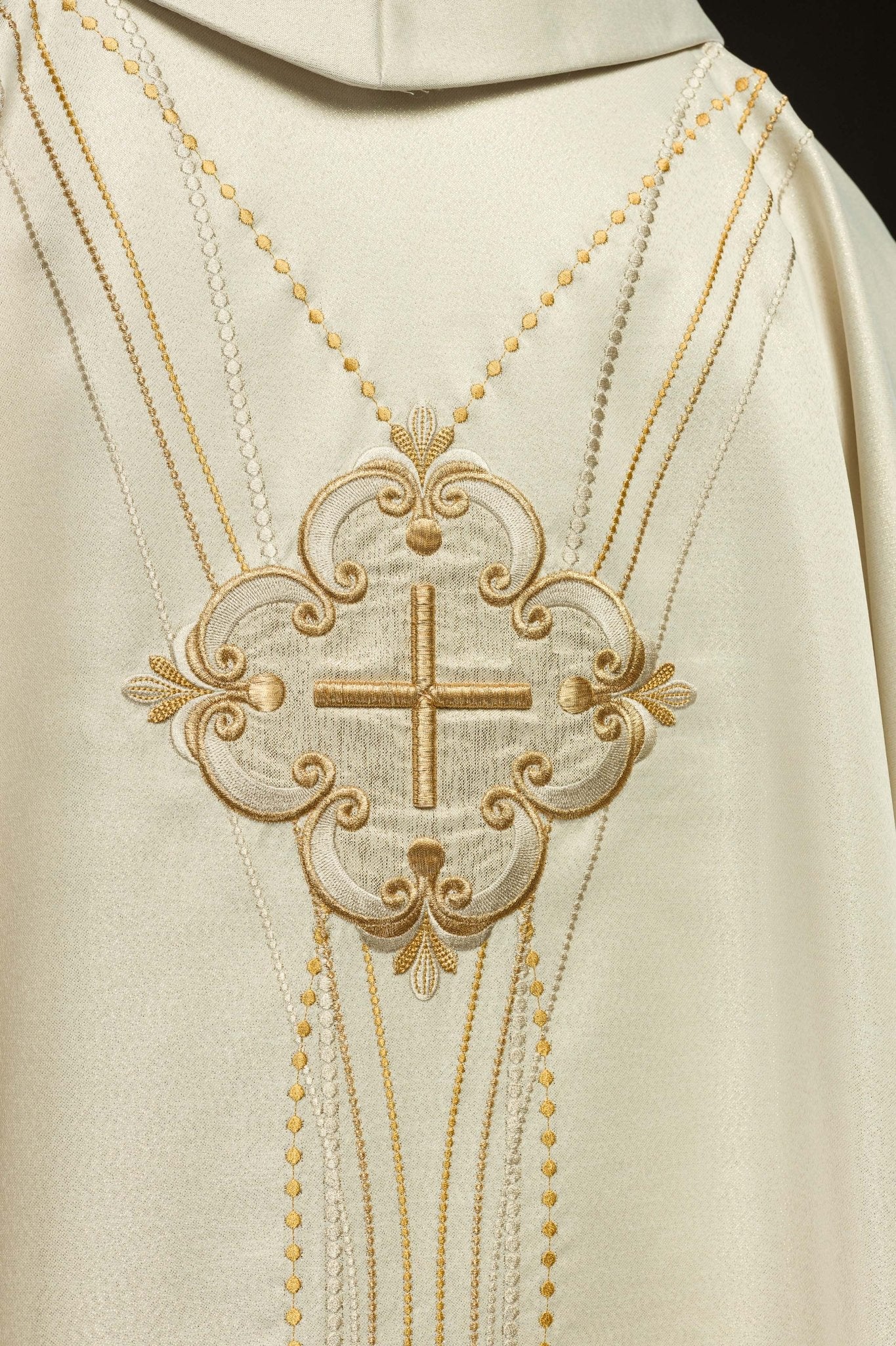 Ornat z błyszczącej tkaniny inspirowany różańcem w kolorze ecru