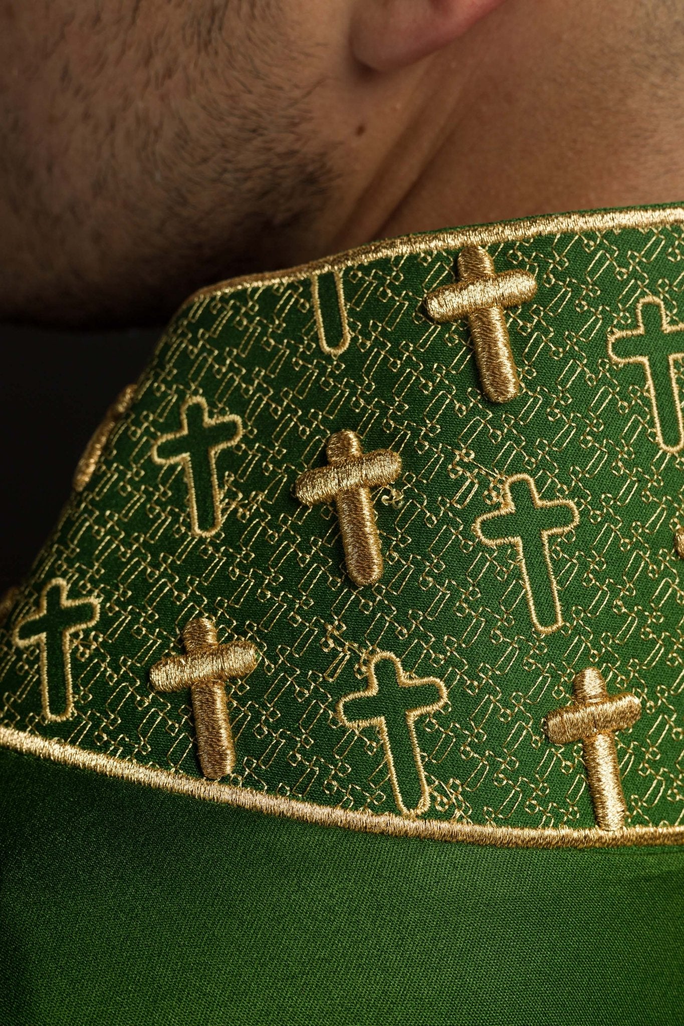 Ornat z bogato haftowanym krzyżem i kołnierzem w kolorze zielonym