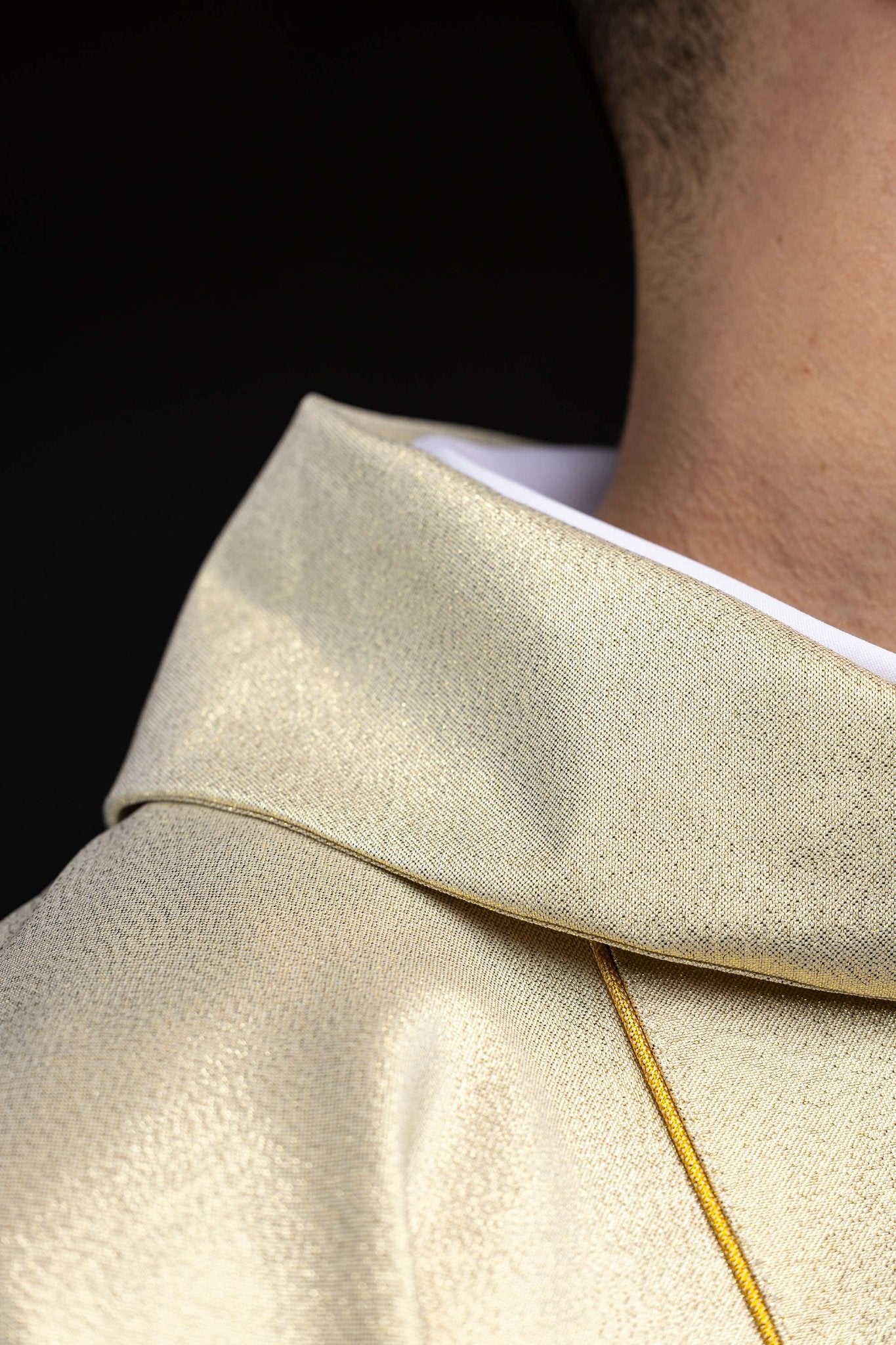 Ornat z haftem kielicha eucharystycznego w kolorze złotym