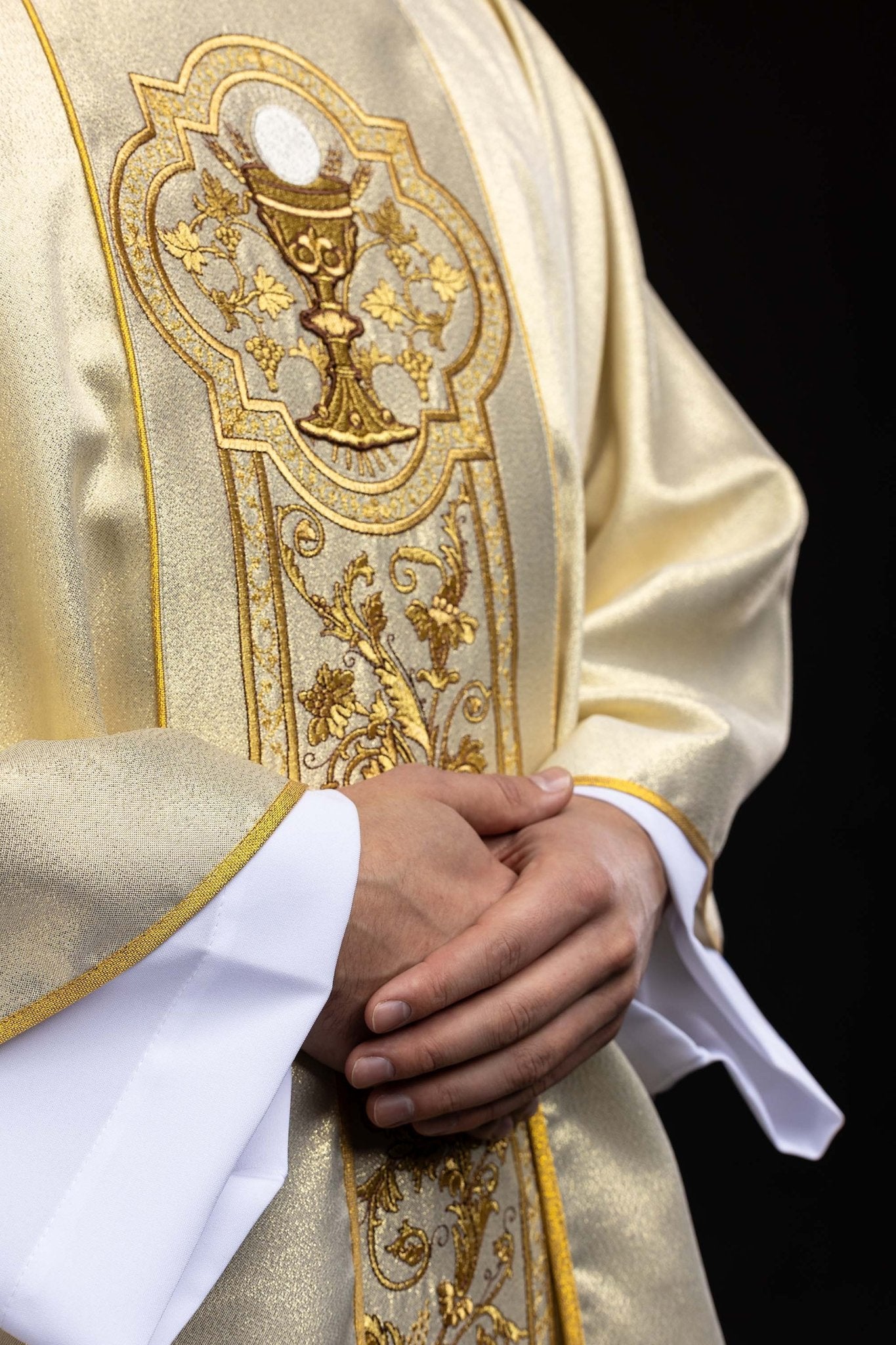 Ornat z haftem kielicha eucharystycznego w kolorze złotym