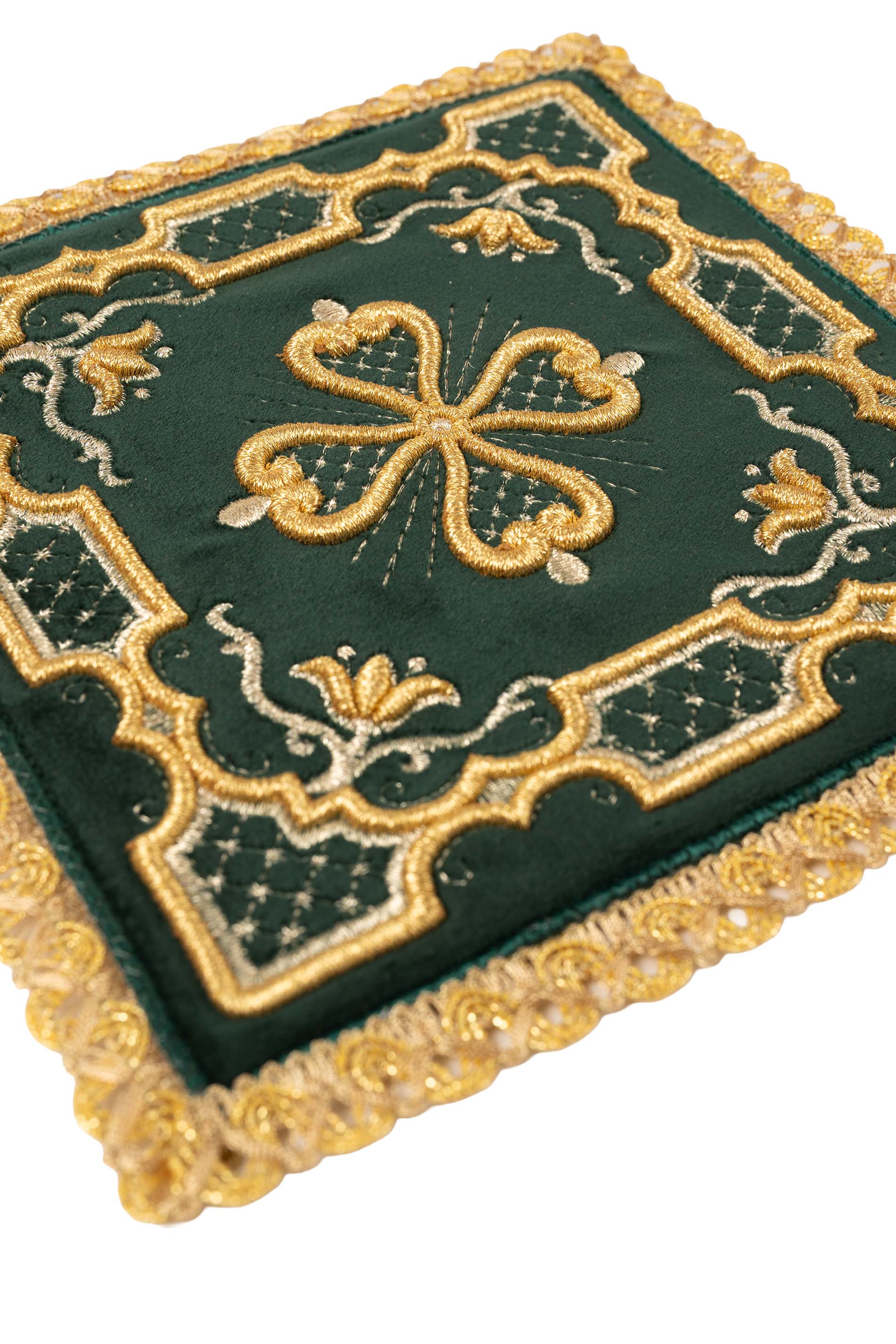 Zielona aksamitna palka kielichowa ze złotym haftem krzyża rozetowego, geometryczna bordiura ze złoto-srebrnych nici z arabeskami, złota koronka na krawędzi