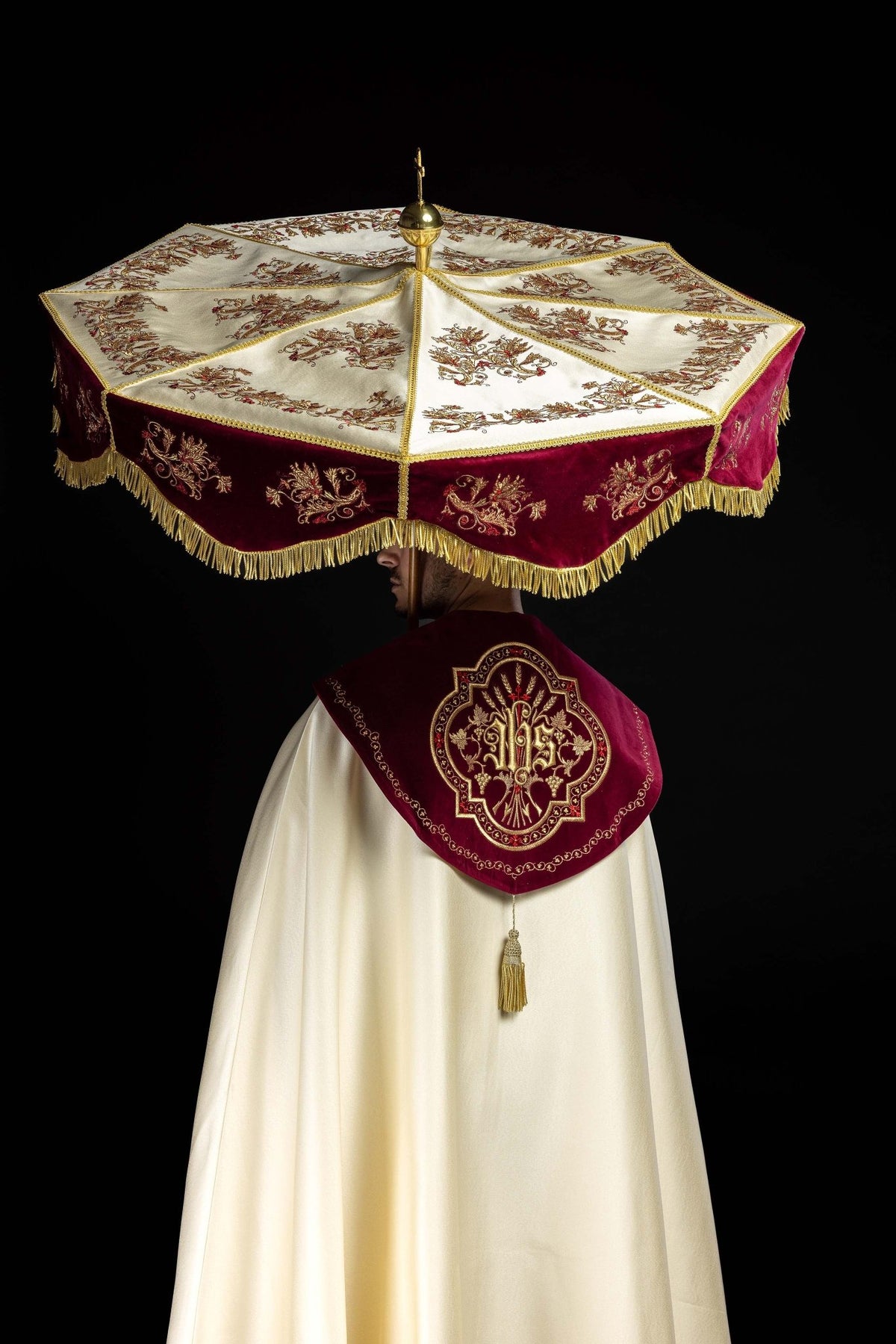Parasol procesyjny bordowo-ecru z haftem