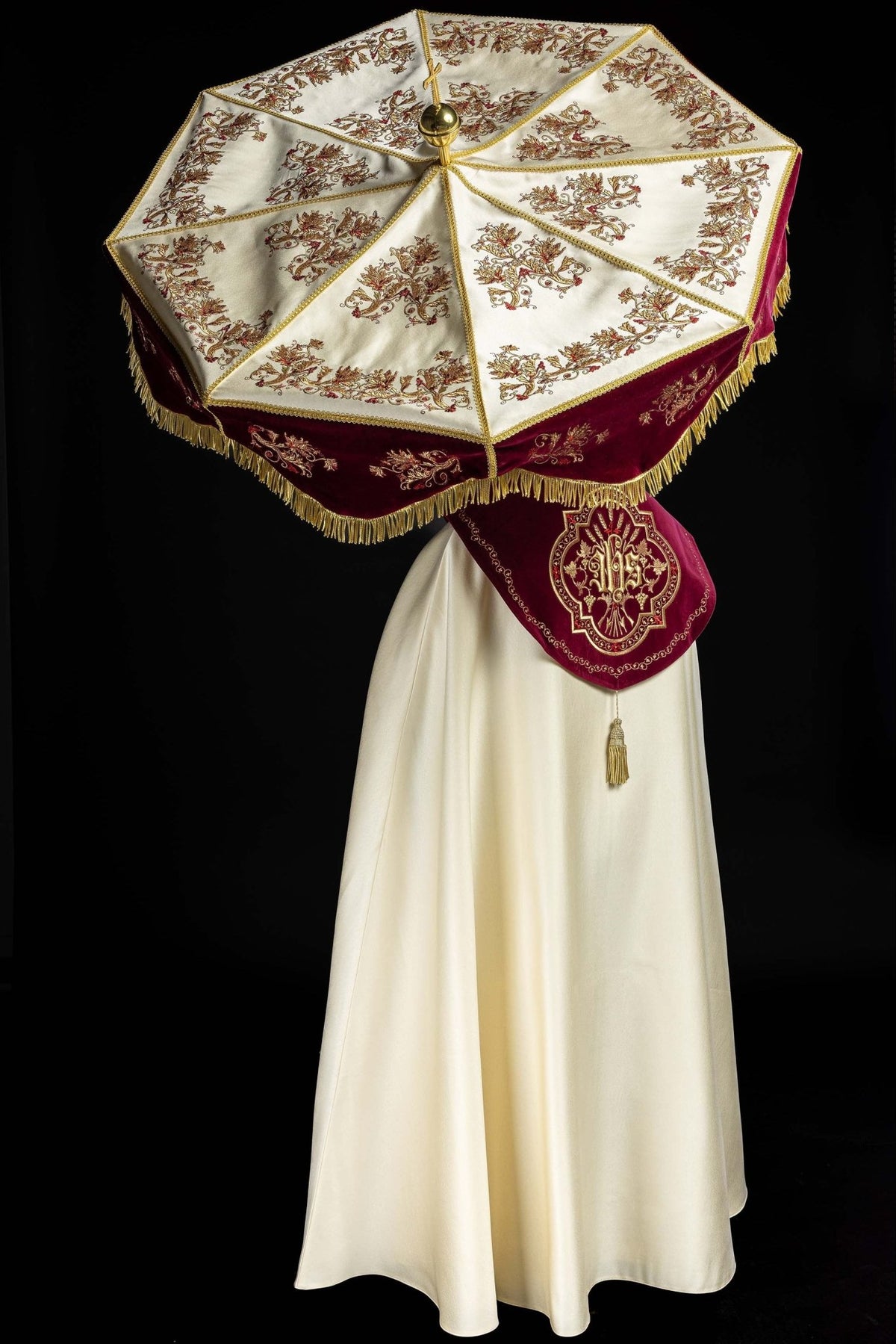 Parasol procesyjny bordowo-ecru z haftem