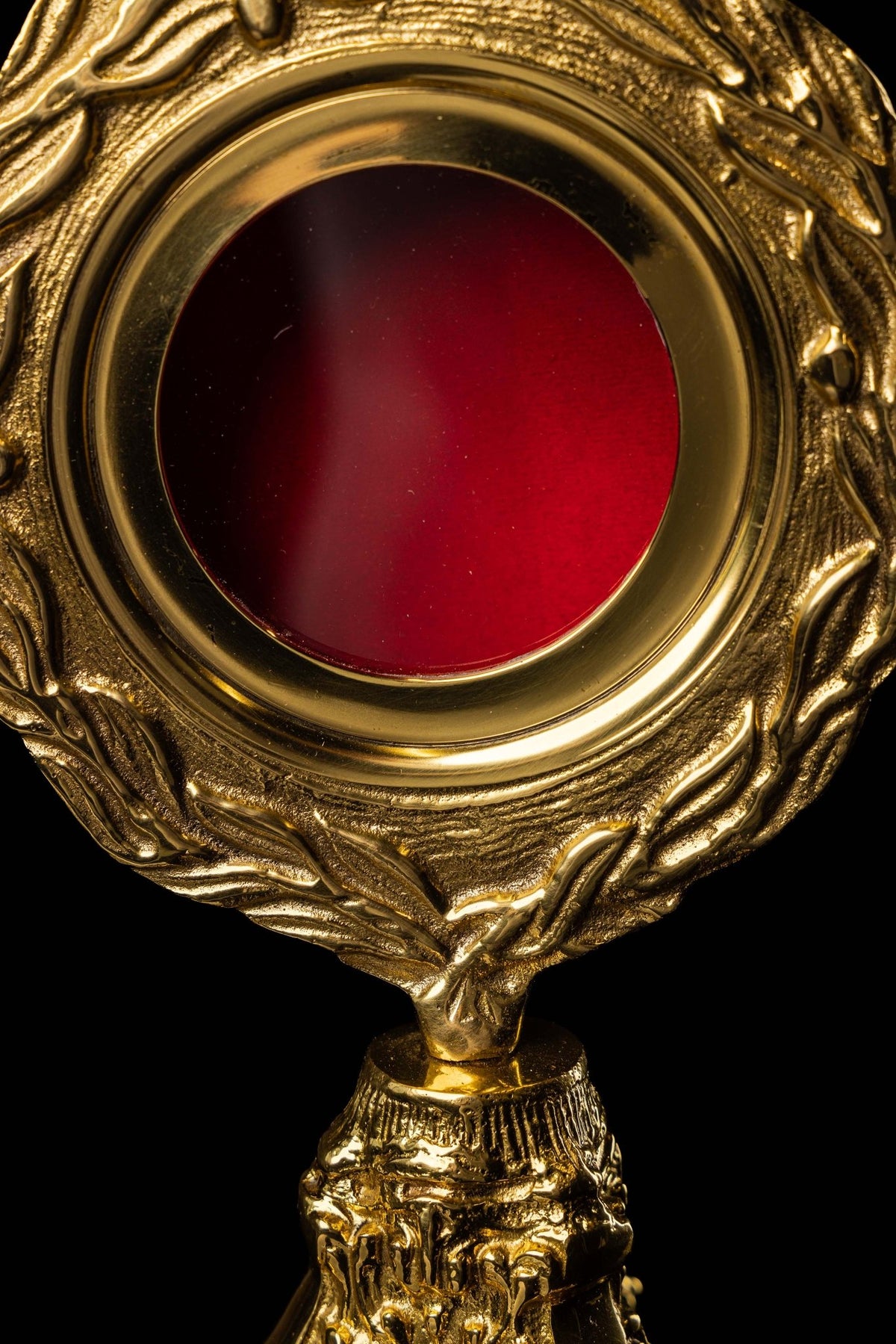 Relikwiarz liturgiczny wykonany z mosiądzu