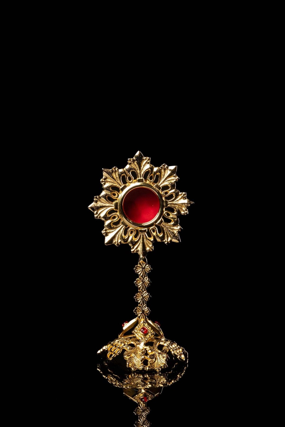 Relikwiarz liturgiczny z mosiądzu