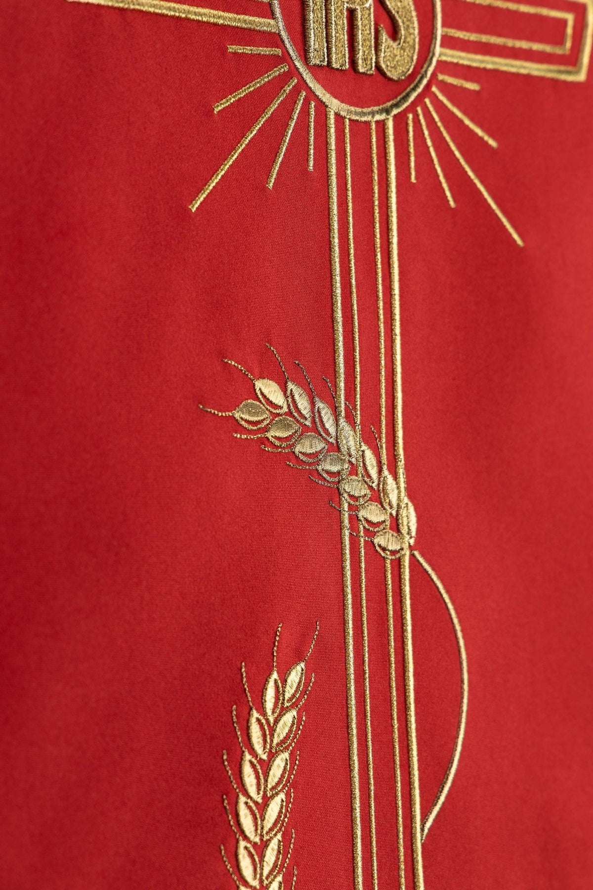 Serweta na lektorium z haftowanym motywem krzyża czerwona