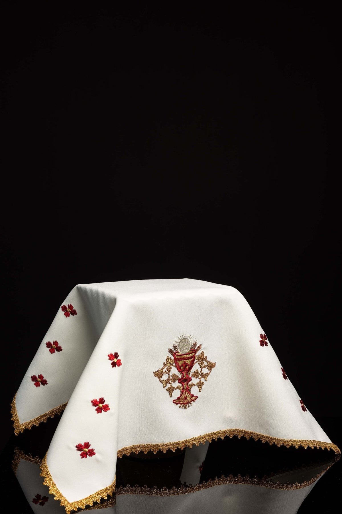 Welon na kielich z haftowanym motywem kielicha eucharystycznego