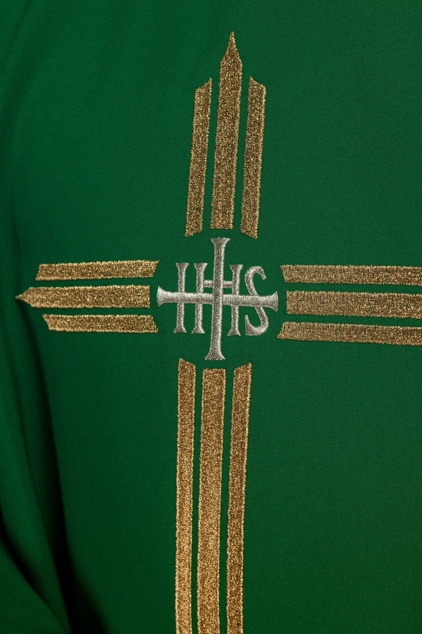Zielony ornat haftowany z Krzyżem IHS
