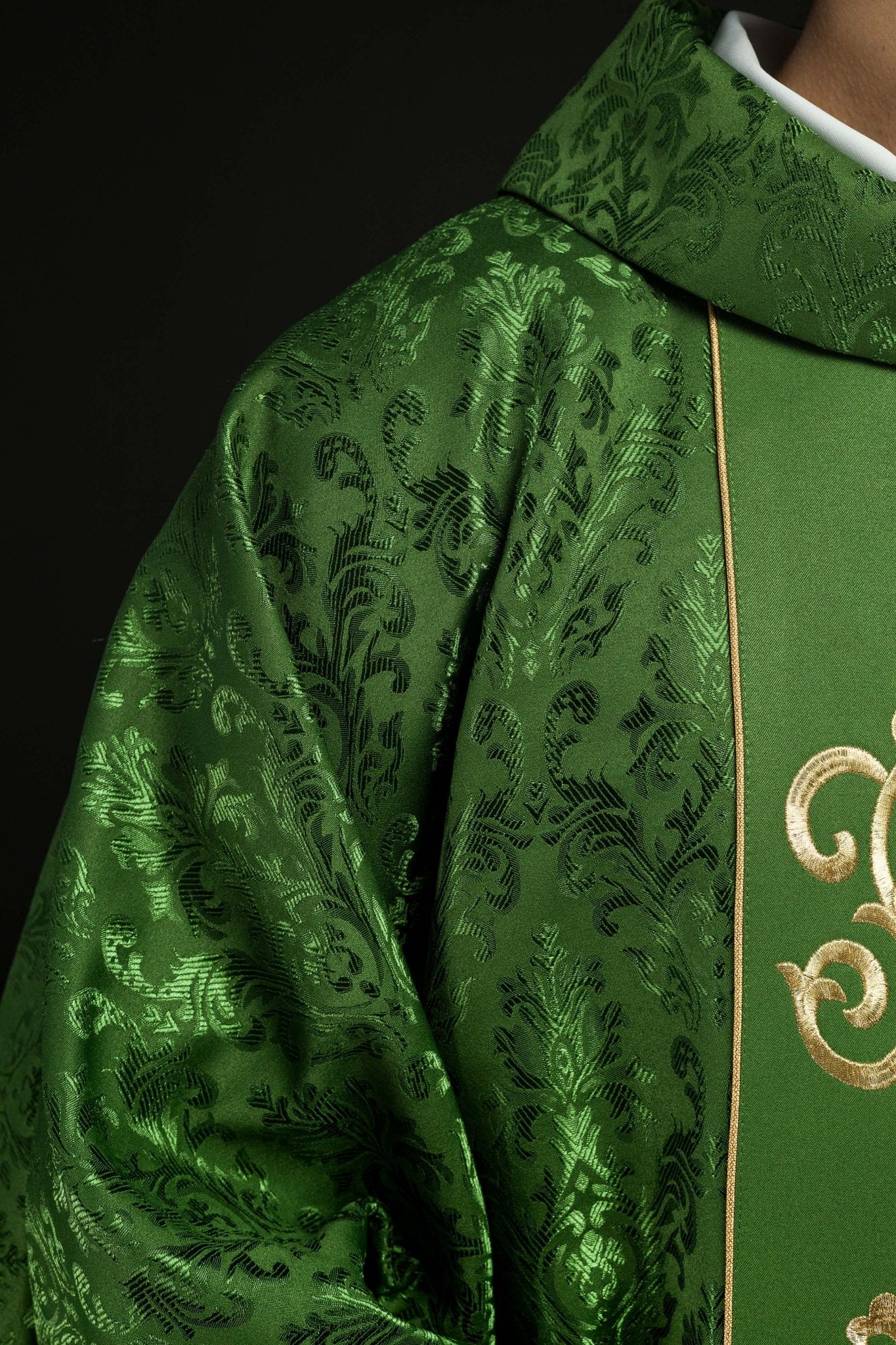 Zielony Ornat liturgiczny z bogato zdobionym pasem IHS